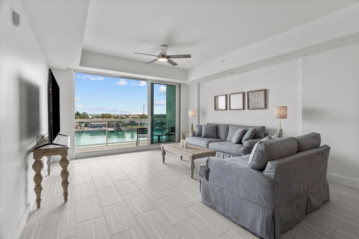 415 ISLAND WAY #303