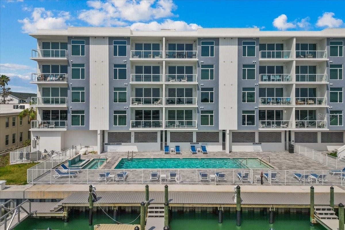 415 ISLAND WAY #303