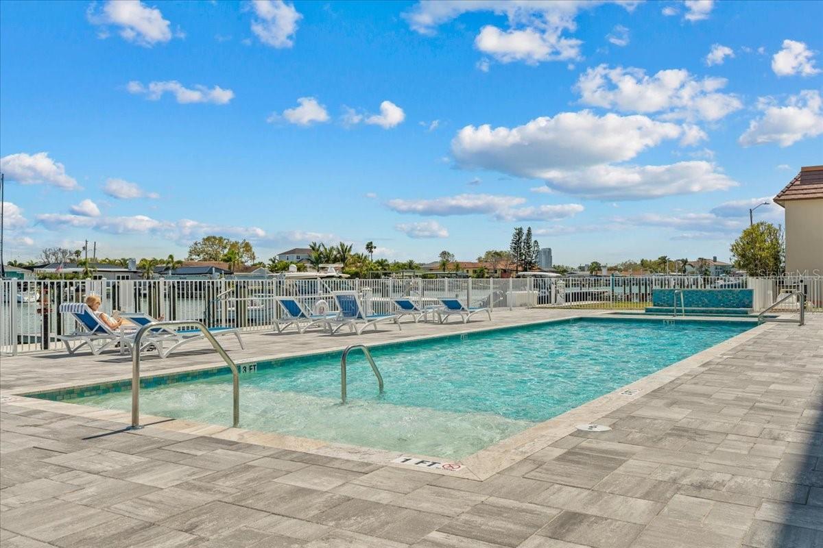 415 ISLAND WAY #303