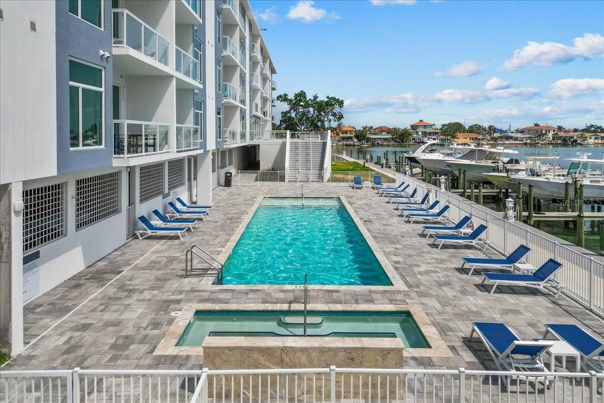 415 ISLAND WAY #303