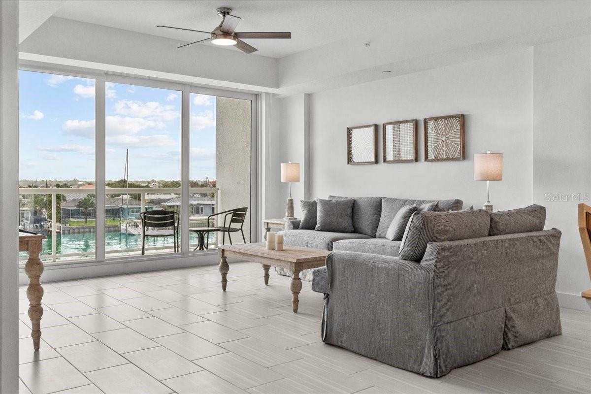 415 ISLAND WAY #303