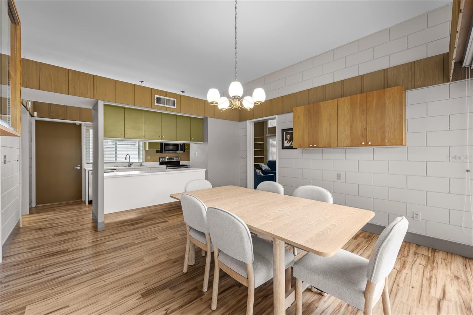 4304 N RIVER VIEW AVE