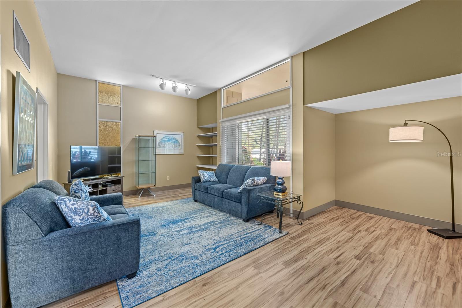 4304 N RIVER VIEW AVE