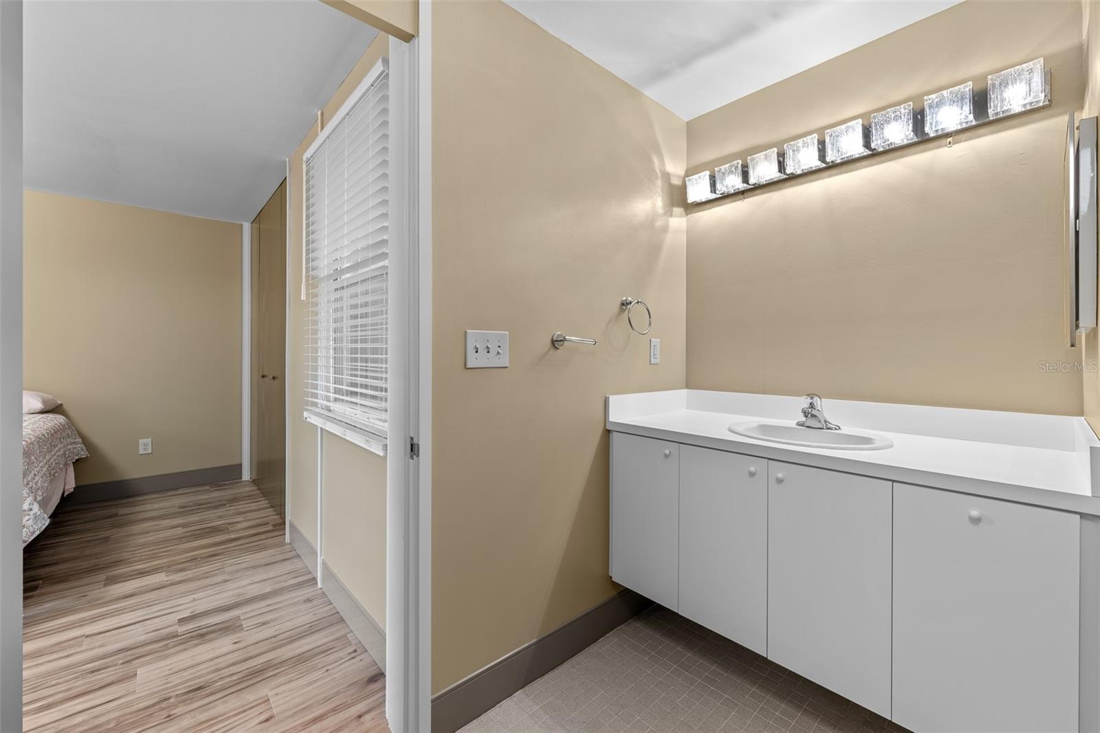 4304 N RIVER VIEW AVE