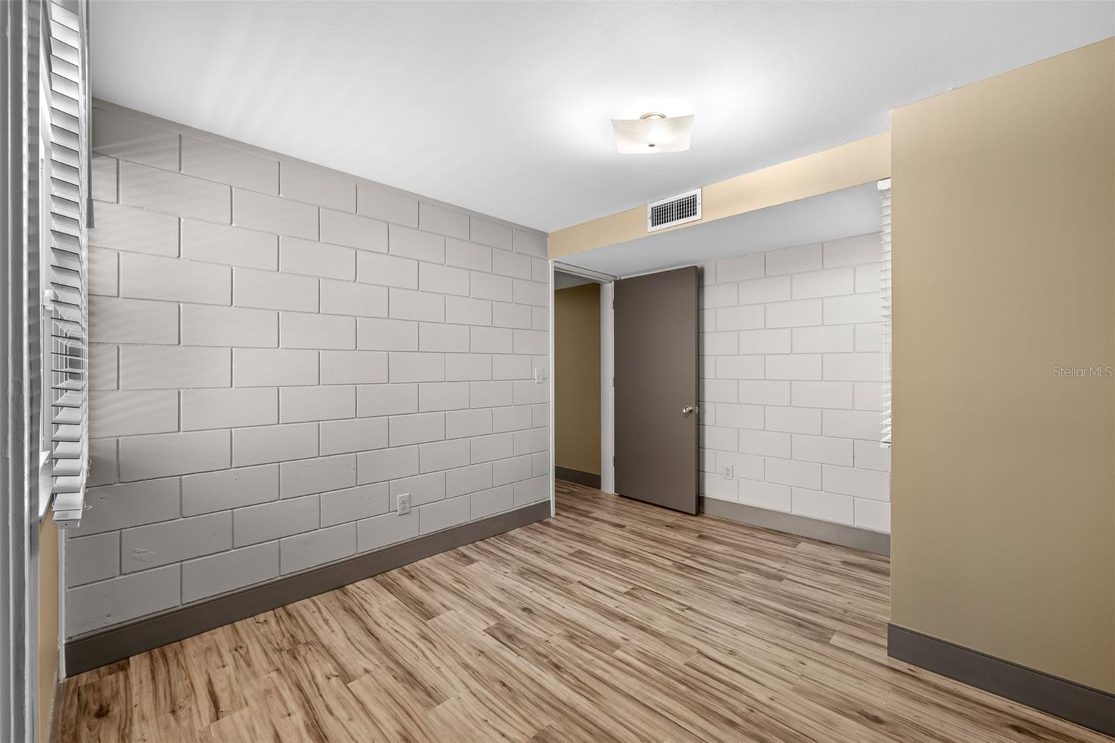 4304 N RIVER VIEW AVE