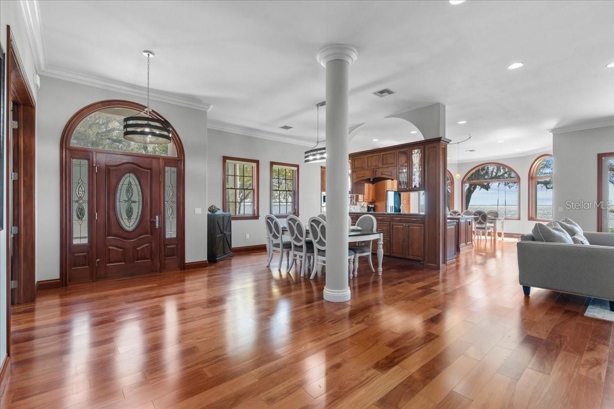 827 N BAYSHORE DR