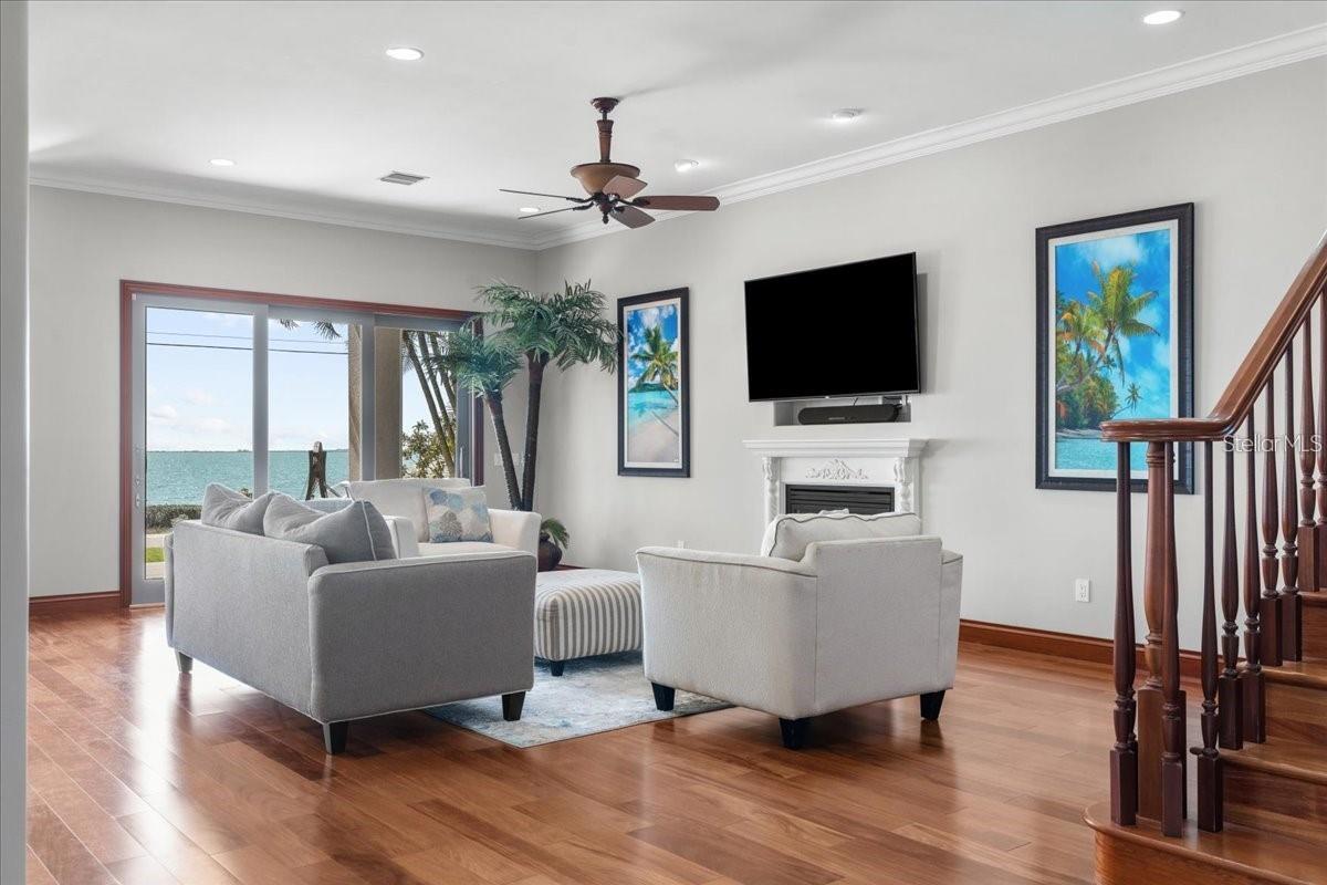 827 N BAYSHORE DR