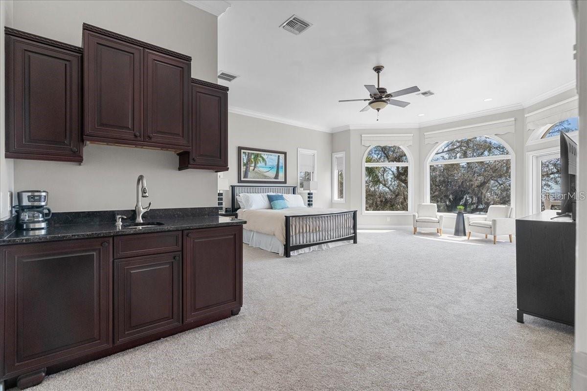 827 N BAYSHORE DR