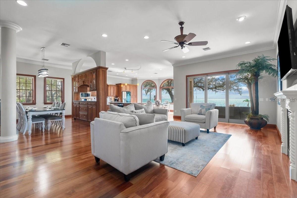 827 N BAYSHORE DR