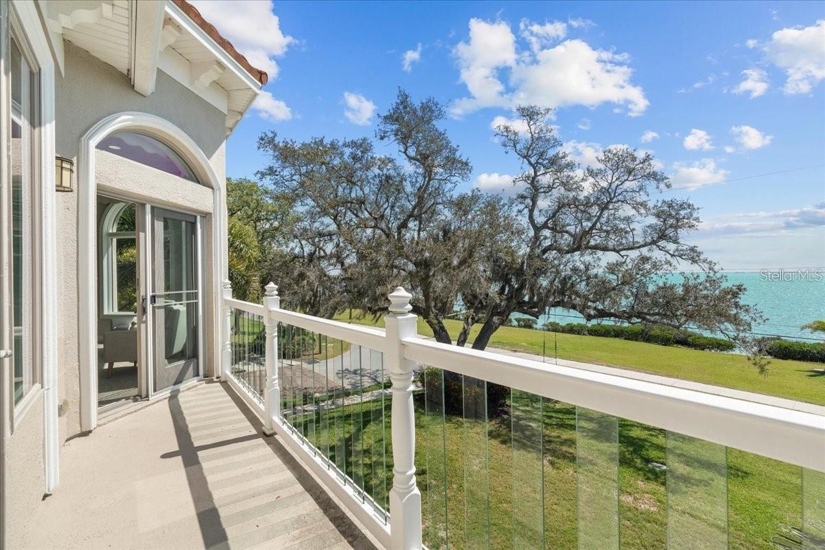 827 N BAYSHORE DR