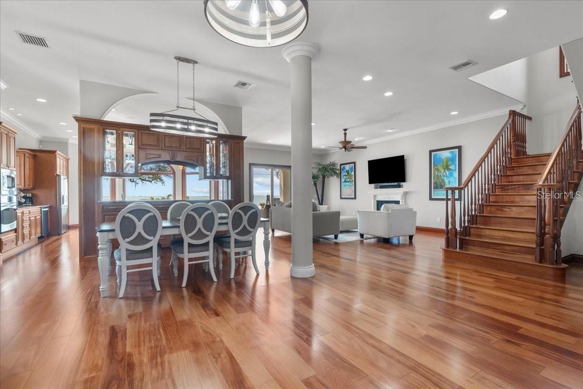 827 N BAYSHORE DR