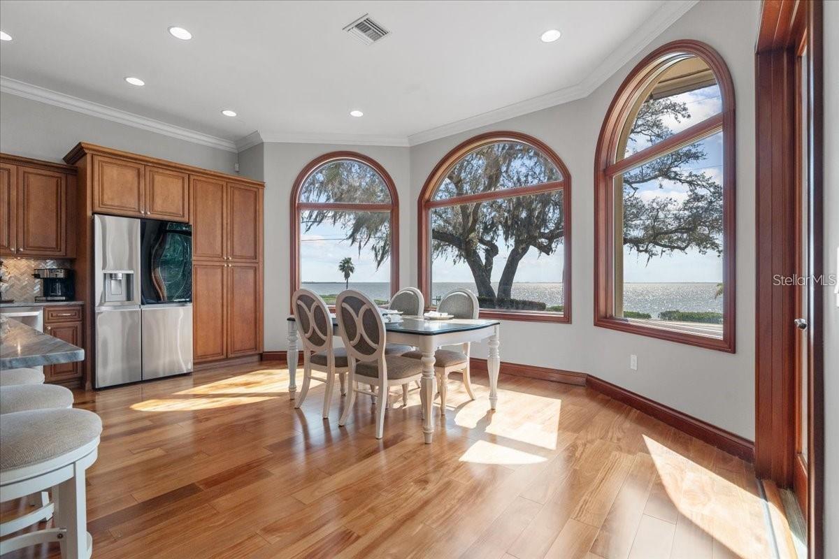827 N BAYSHORE DR