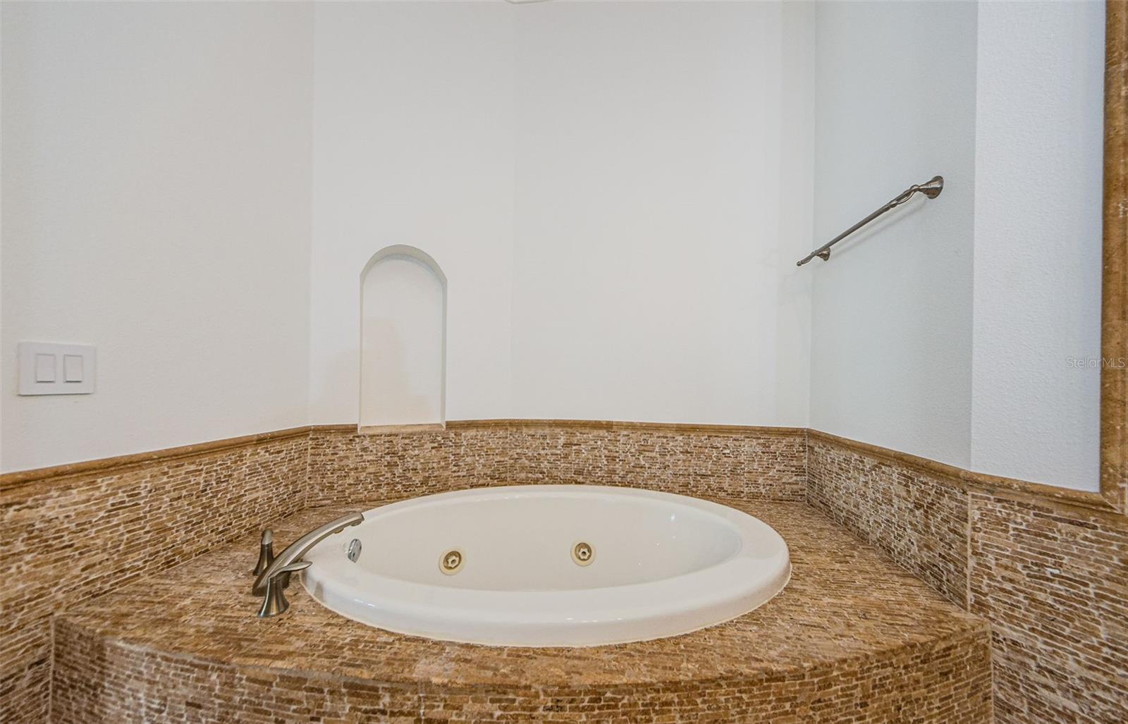 3810 VILLAS DEL SOL CT