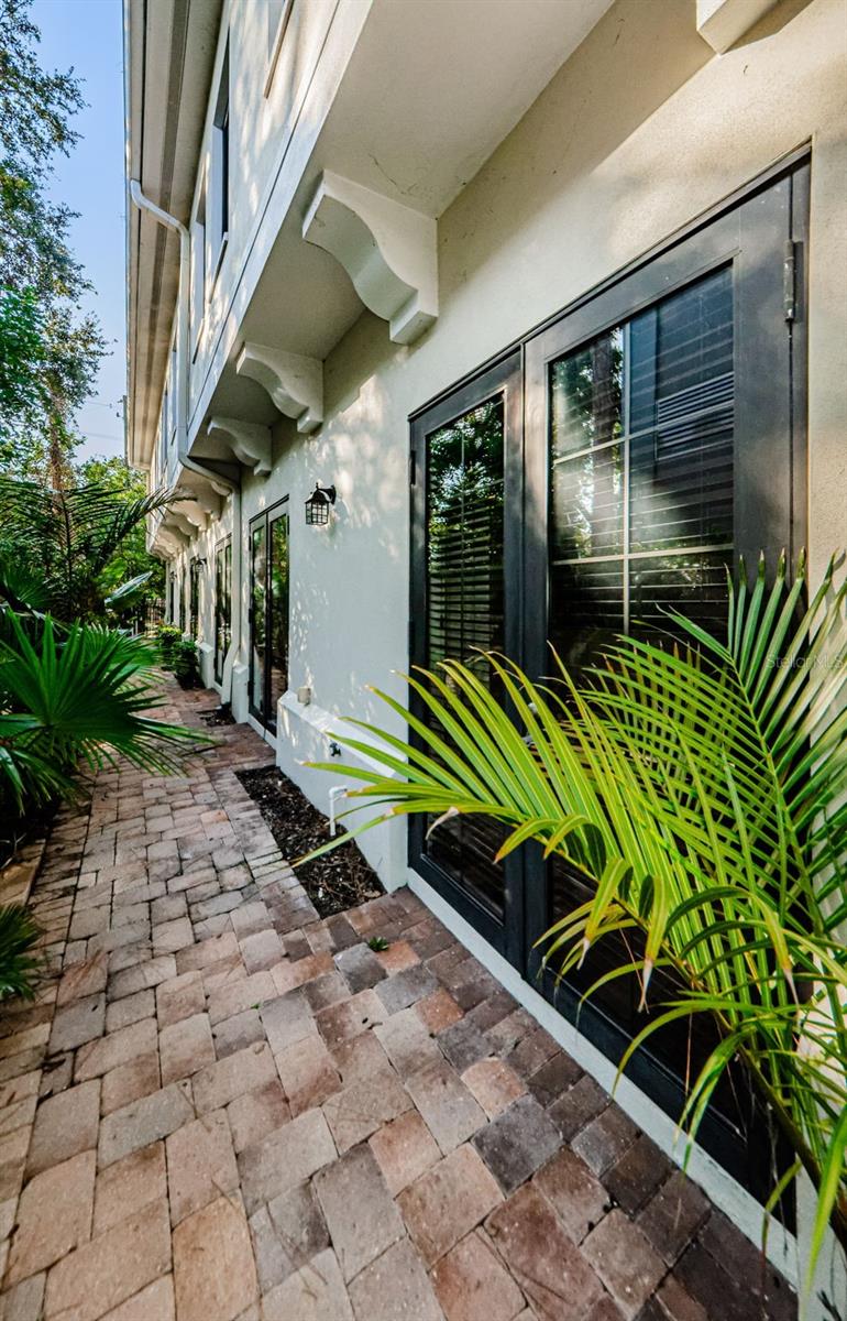 3810 VILLAS DEL SOL CT