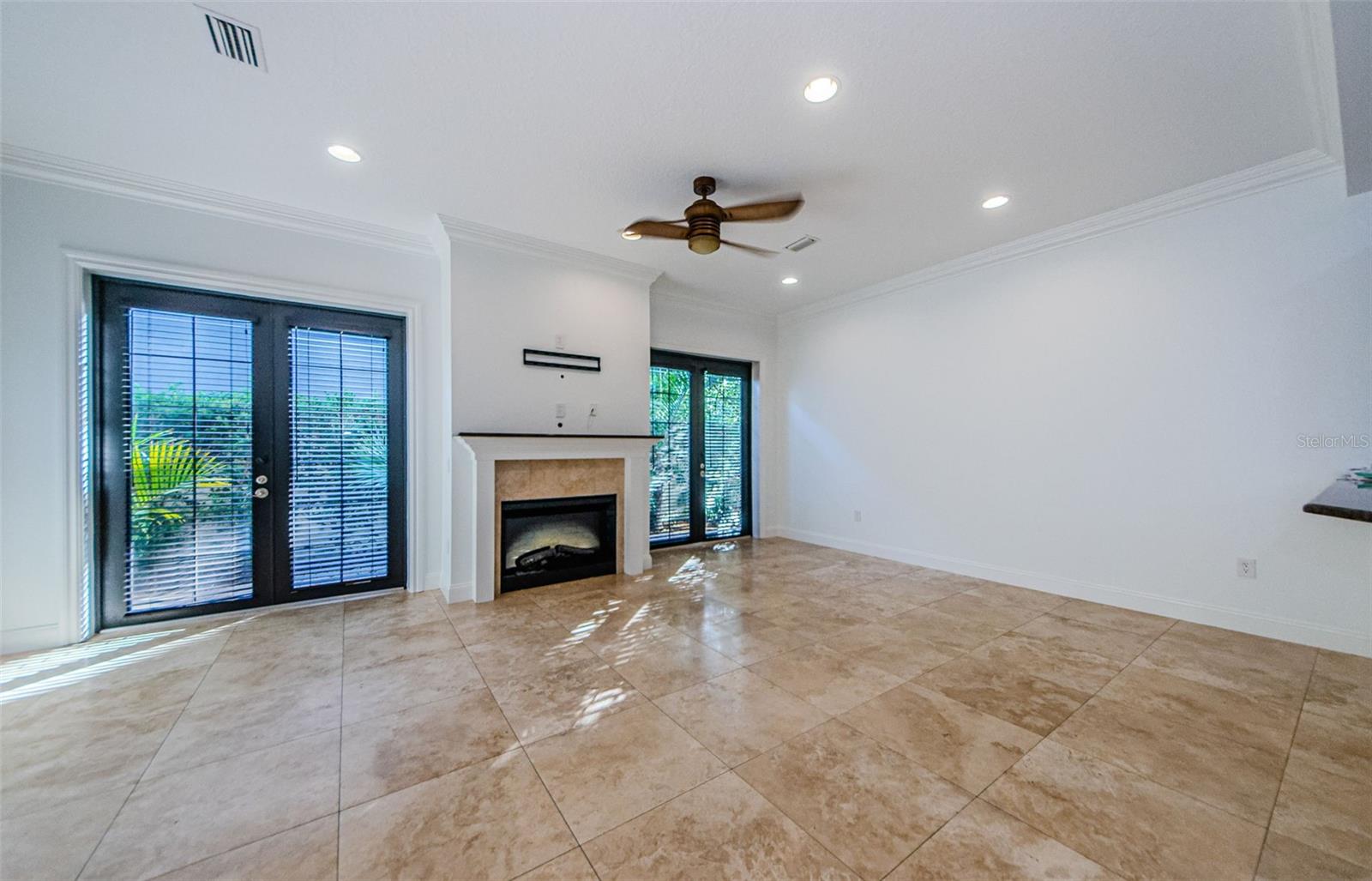 3810 VILLAS DEL SOL CT