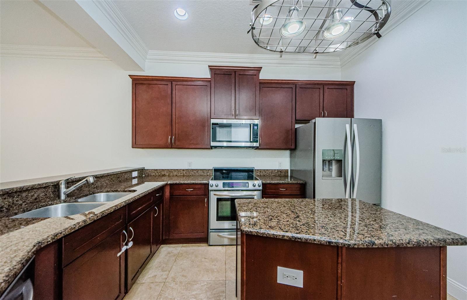 3810 VILLAS DEL SOL CT