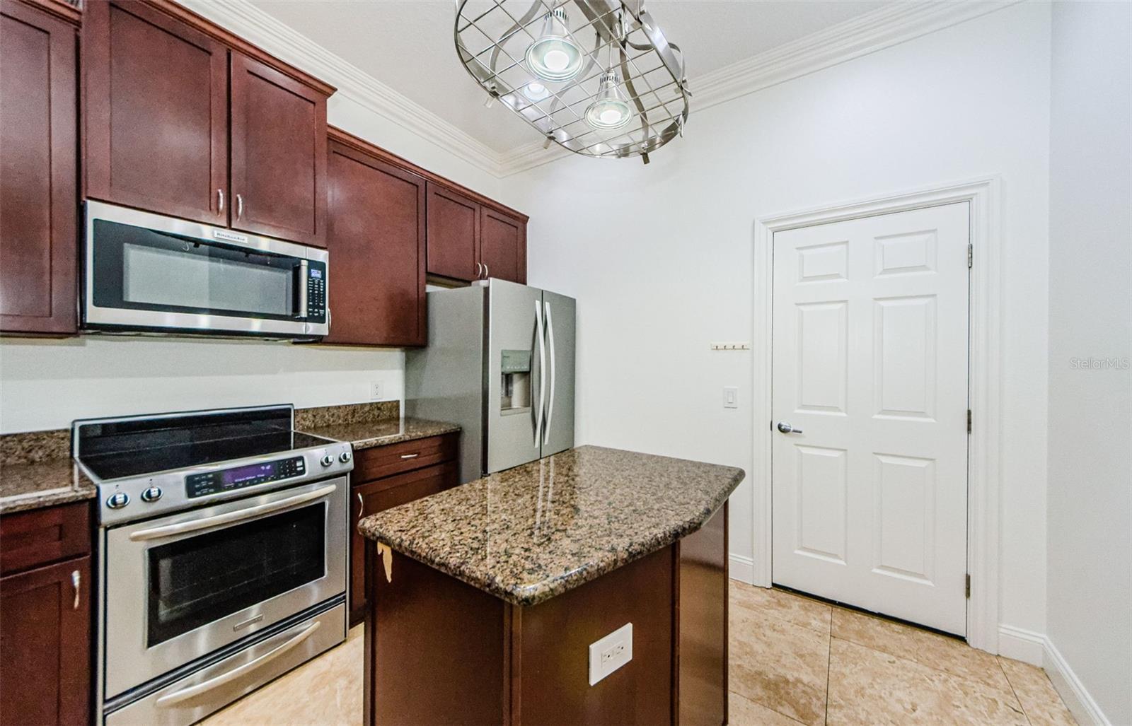 3810 VILLAS DEL SOL CT