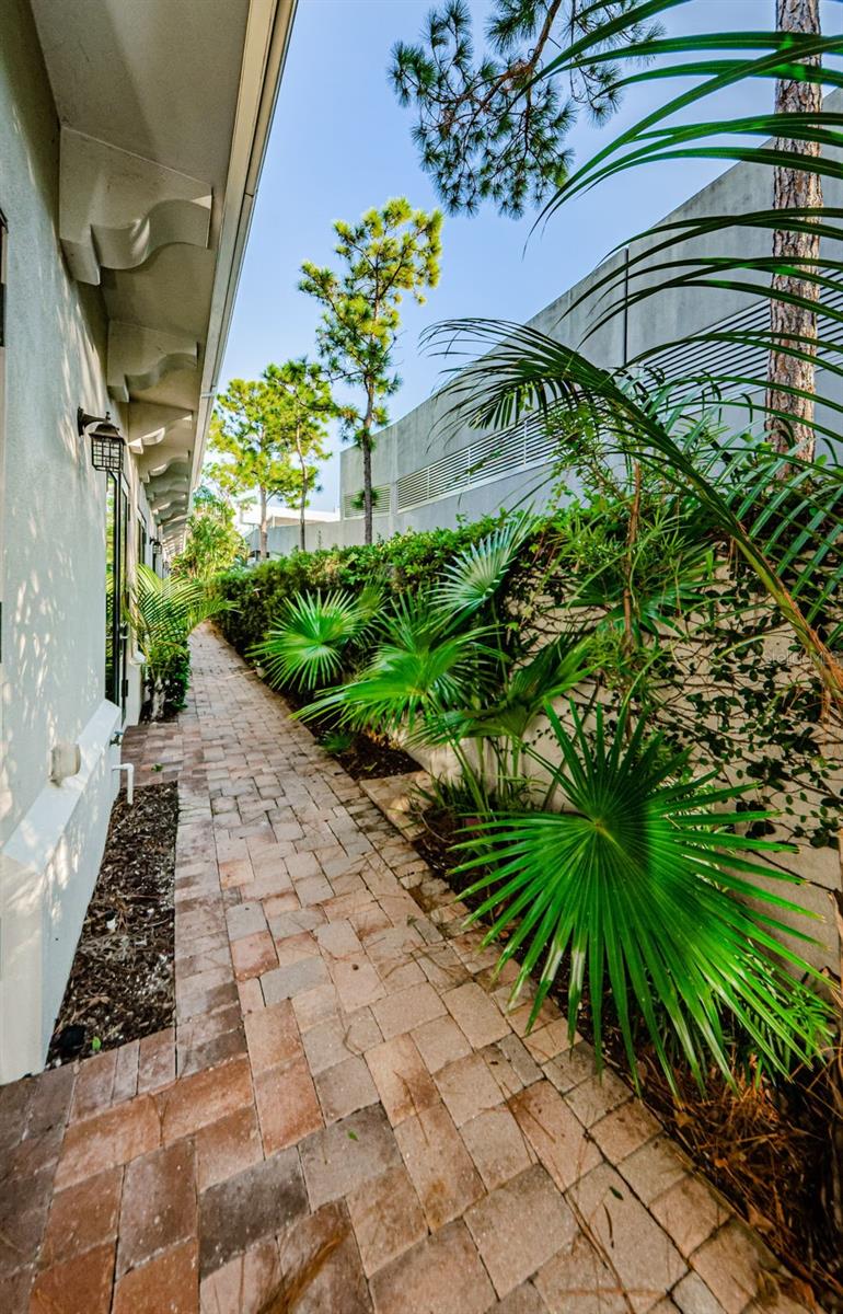 3810 VILLAS DEL SOL CT