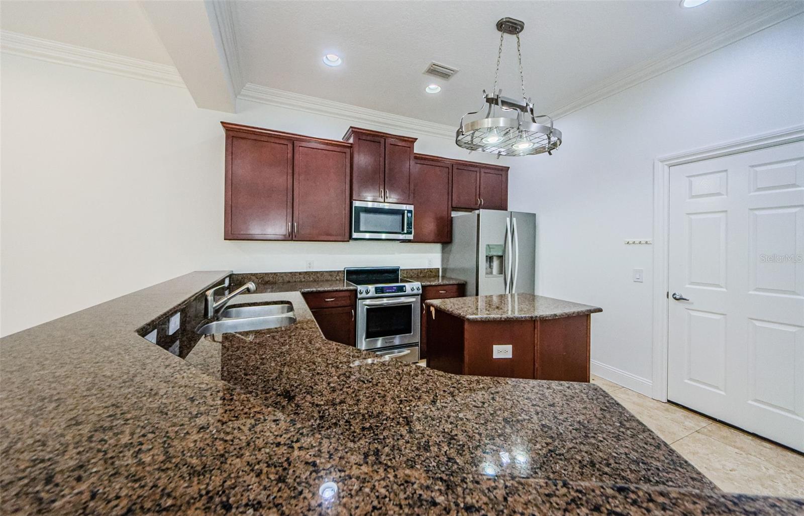 3810 VILLAS DEL SOL CT