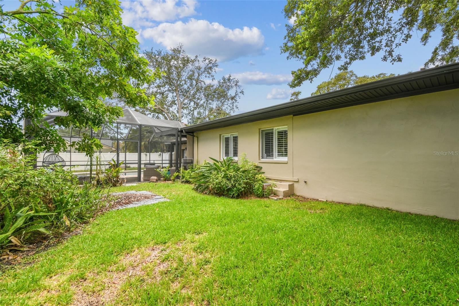 563 MADEIRA AVE