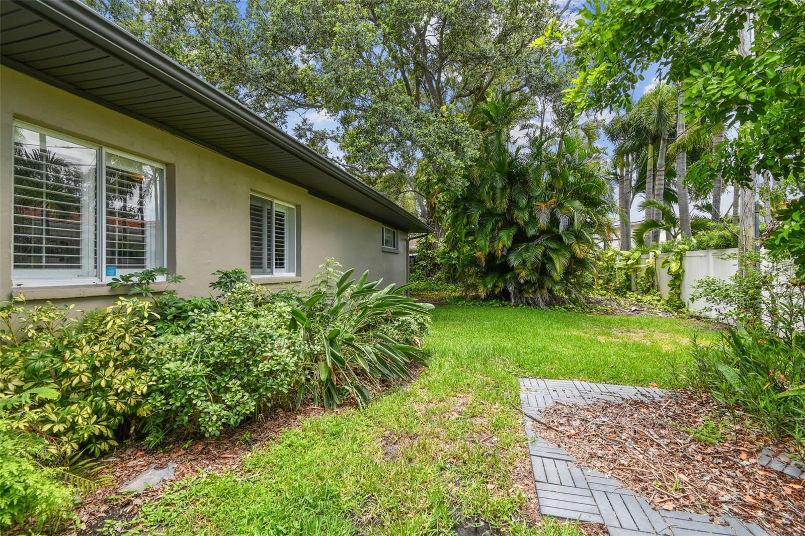 563 MADEIRA AVE