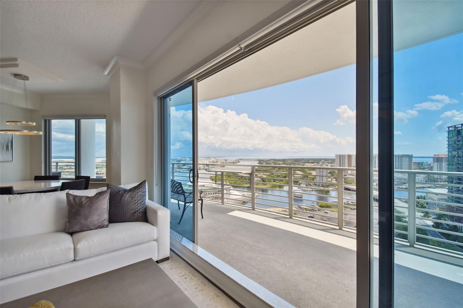 1209 E CUMBERLAND AVE #2101