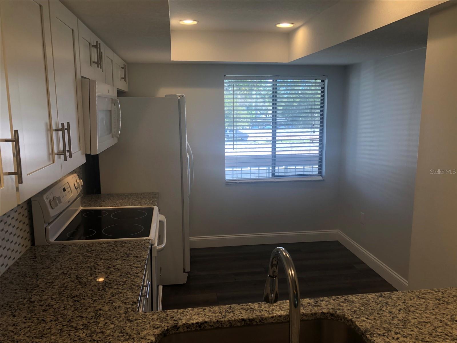 122 LAKEVIEW WAY #122