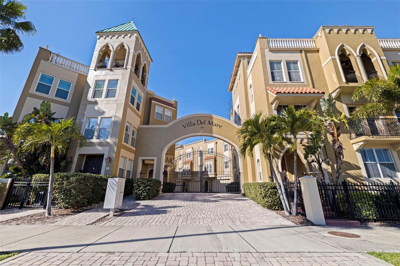 114 E DAVIS BLVD #4
