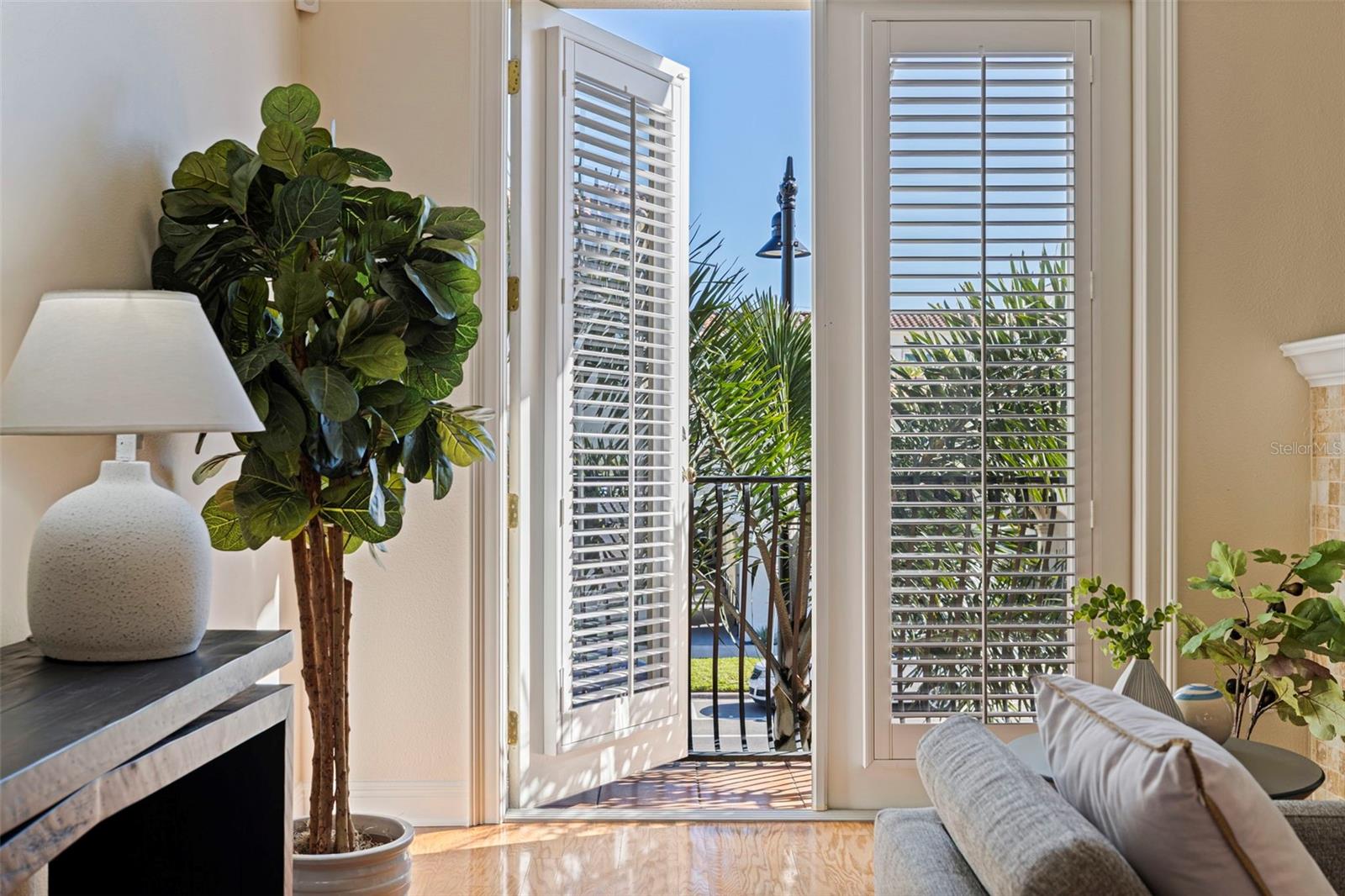 114 E DAVIS BLVD #4