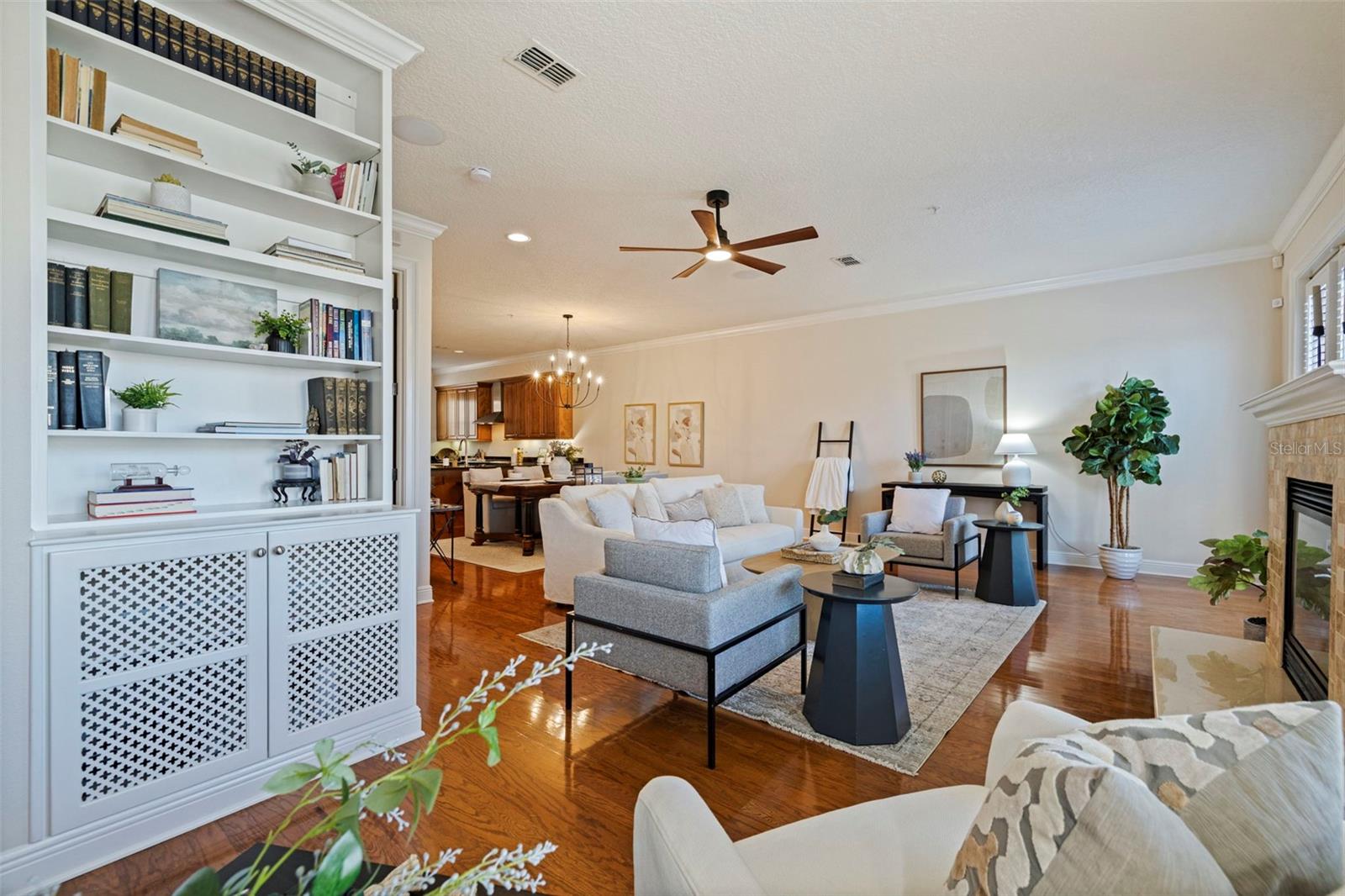 114 E DAVIS BLVD #4