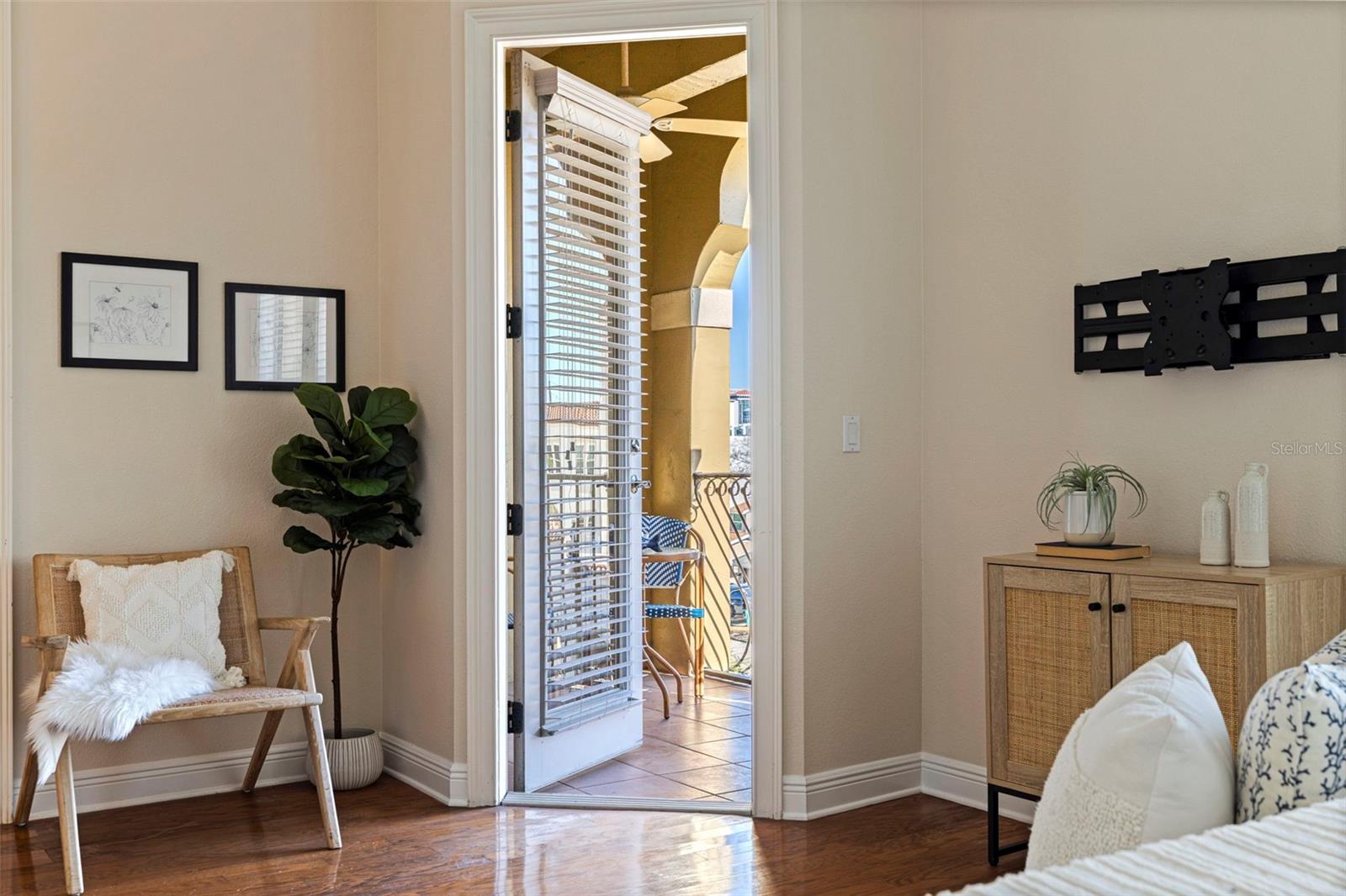 114 E DAVIS BLVD #4