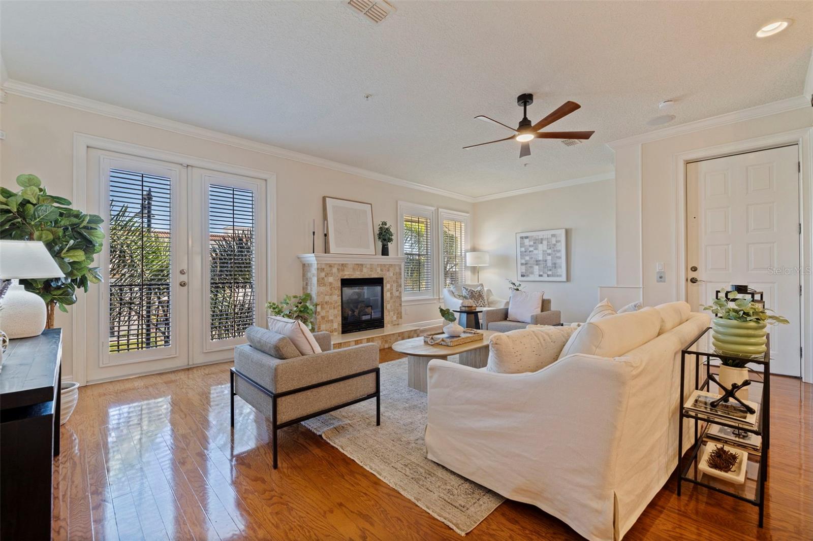 114 E DAVIS BLVD #4