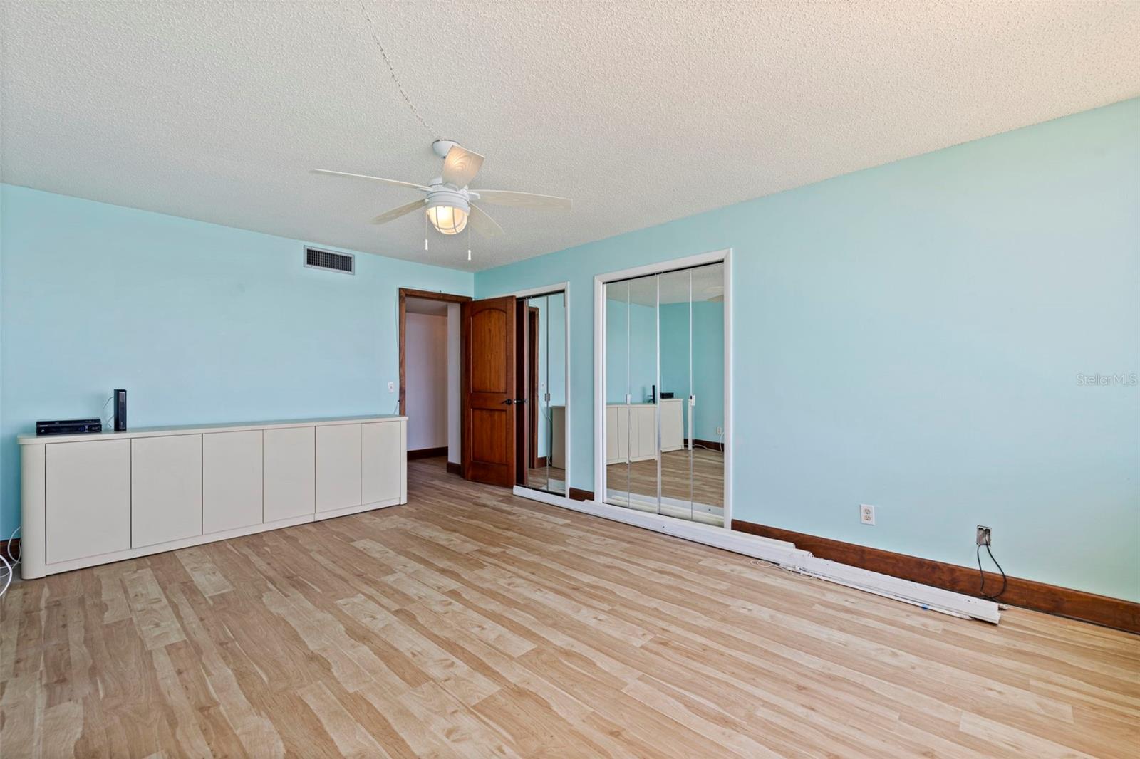 736 ISLAND WAY #504