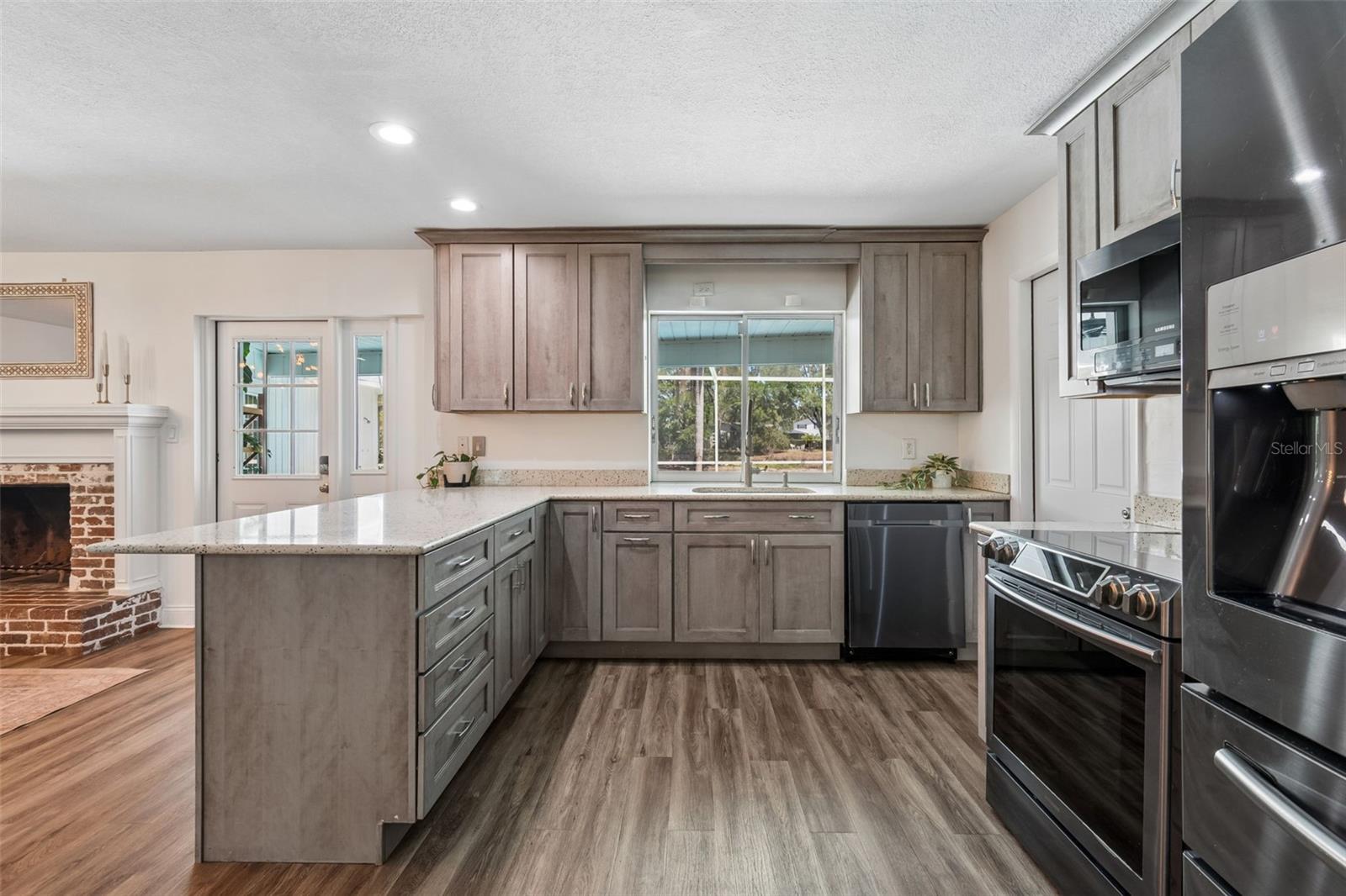 2540 LAKE ELLEN CIR