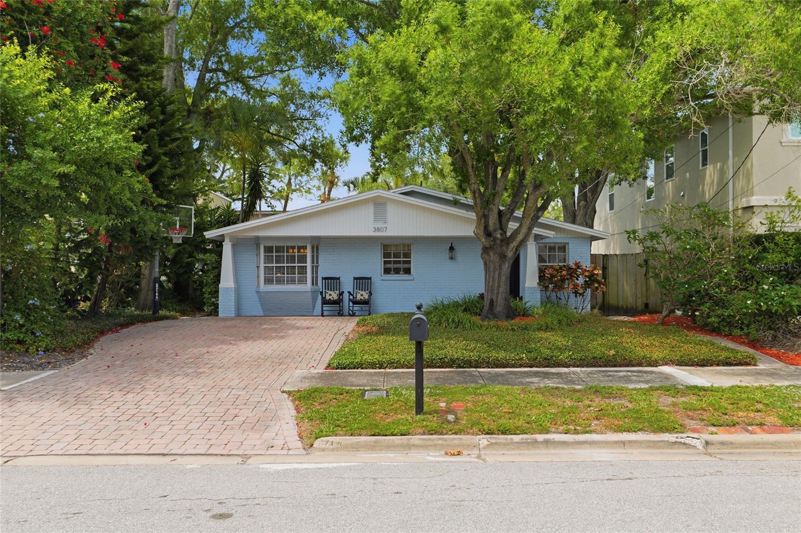 3807 W PALMIRA AVE