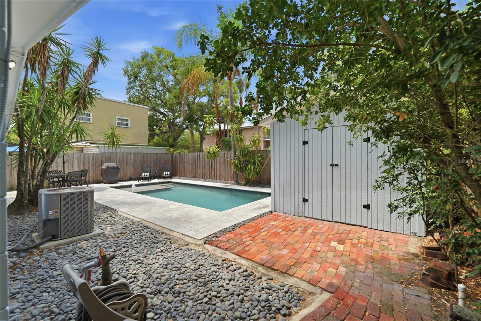 3807 W PALMIRA AVE