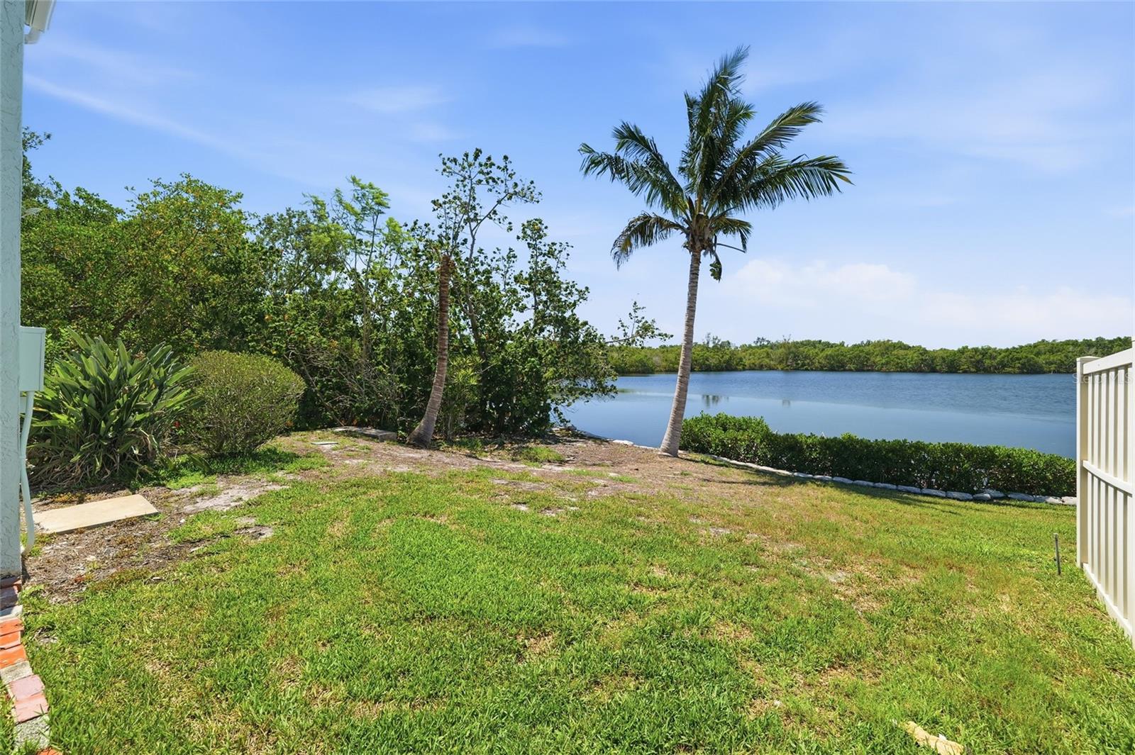 1070 SANABEL CT NE
