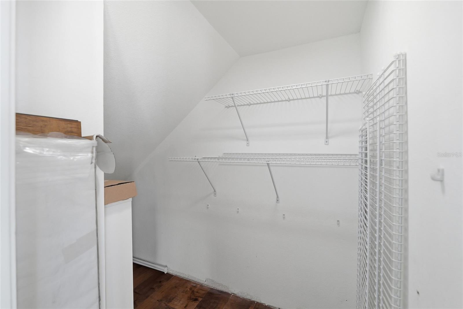 1070 SANABEL CT NE