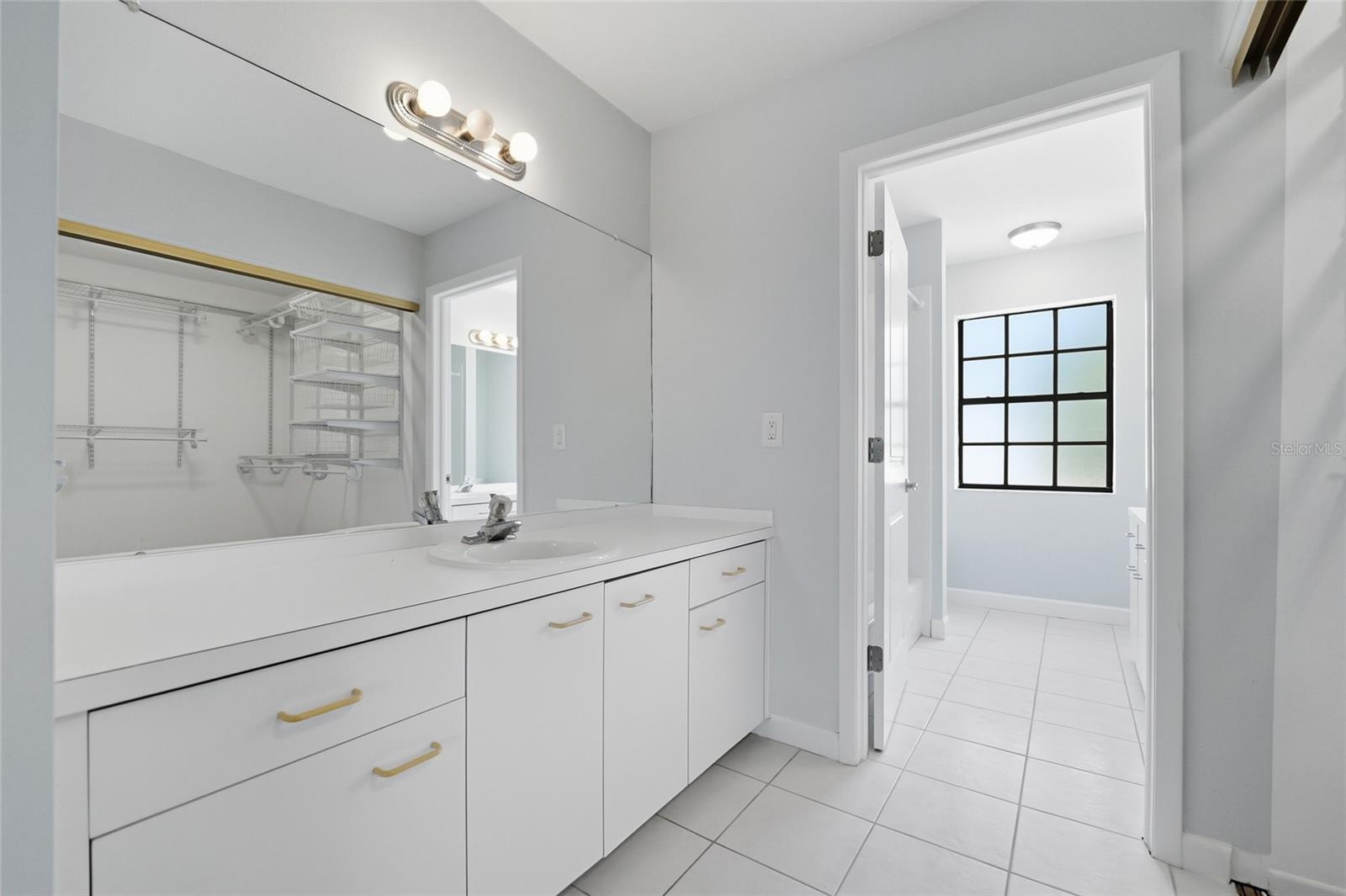 1070 SANABEL CT NE