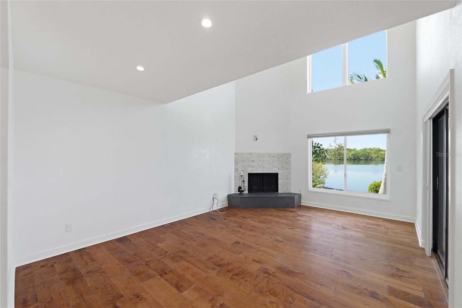 1070 SANABEL CT NE