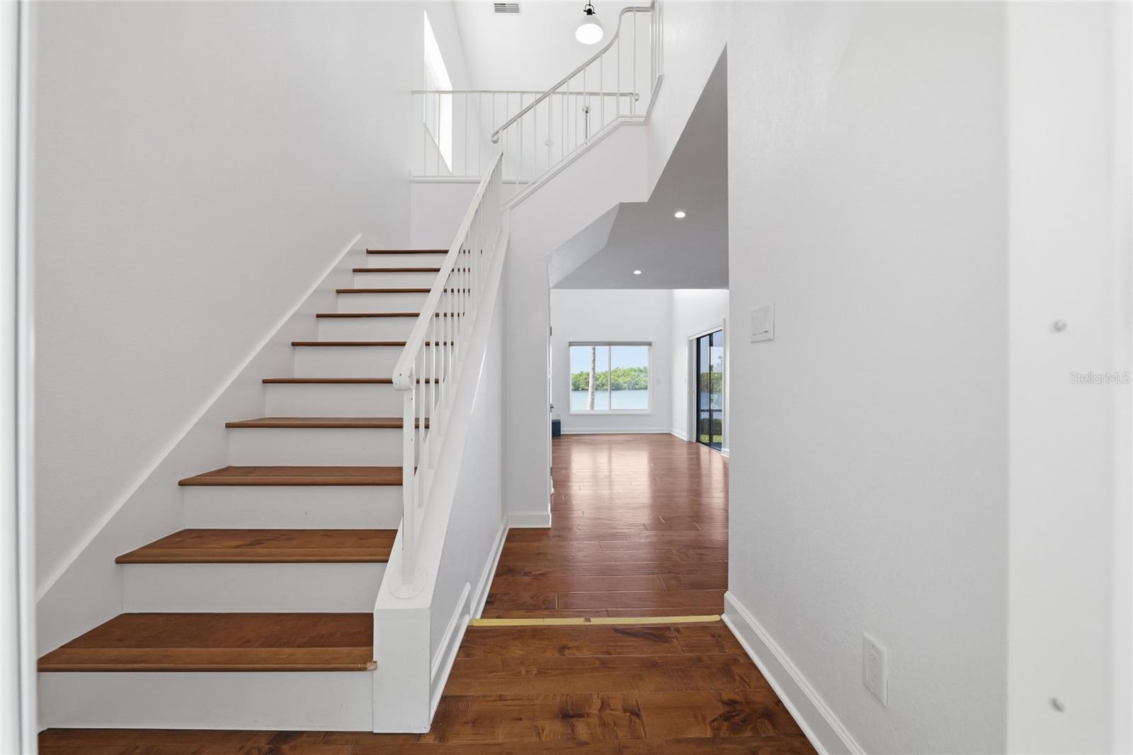 1070 SANABEL CT NE