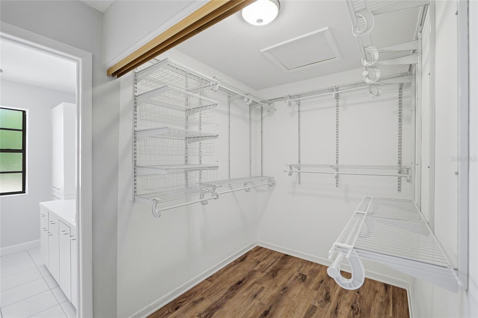 1070 SANABEL CT NE