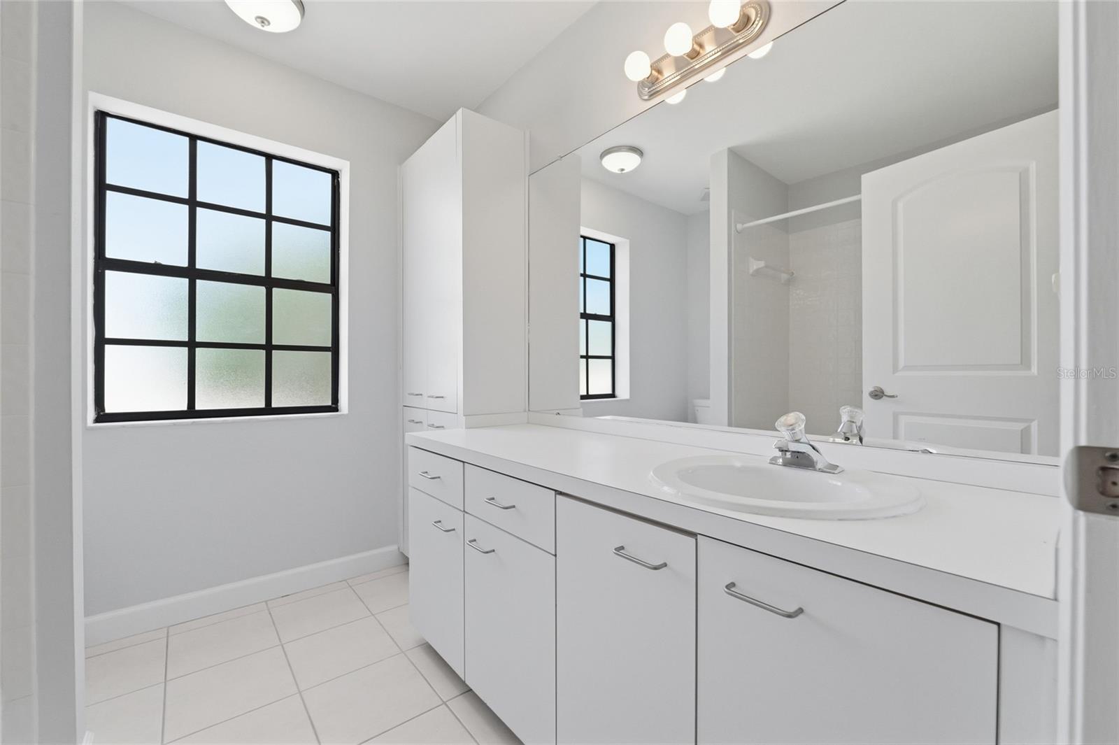1070 SANABEL CT NE