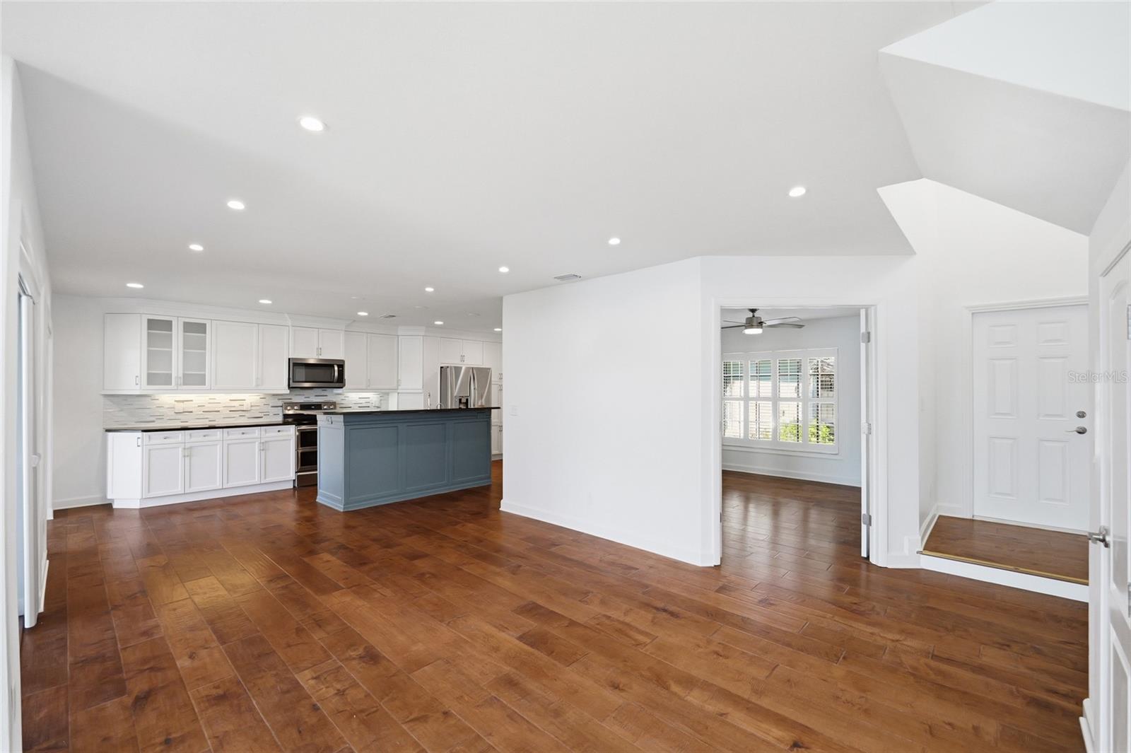 1070 SANABEL CT NE