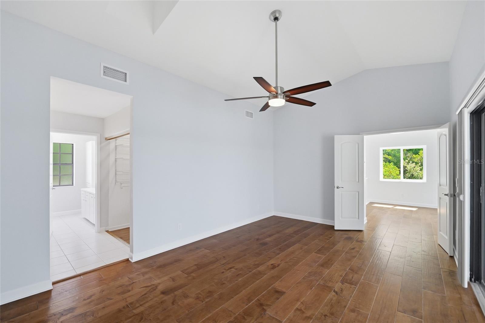 1070 SANABEL CT NE