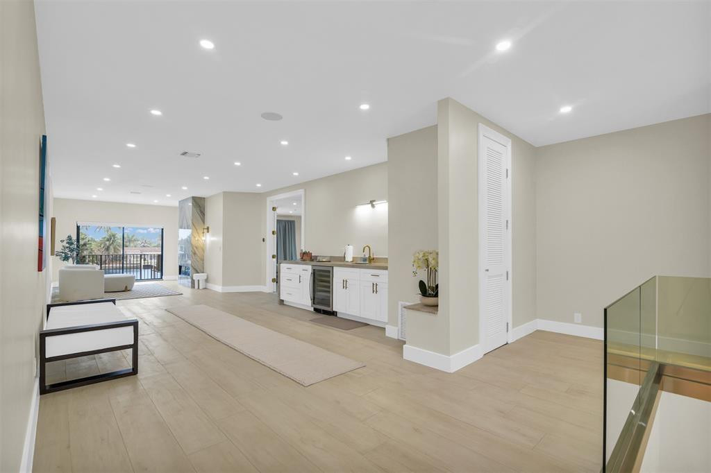 319 S Riverside Drive