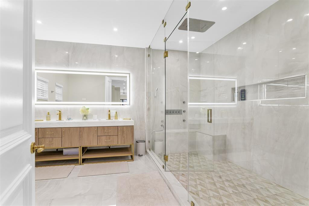 319 S Riverside Drive