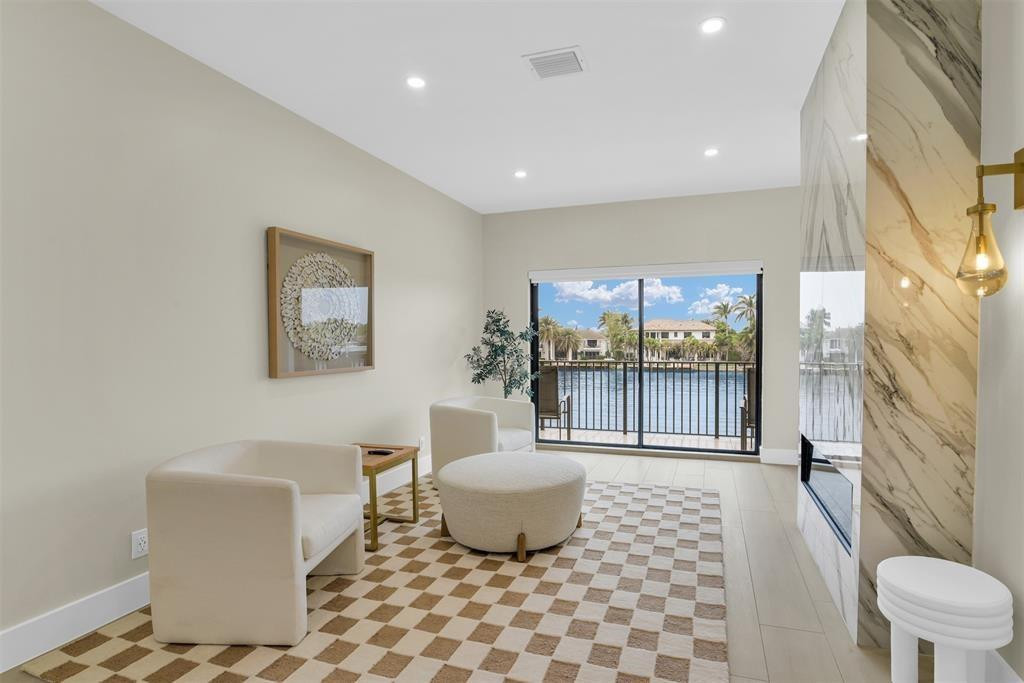 319 S Riverside Drive