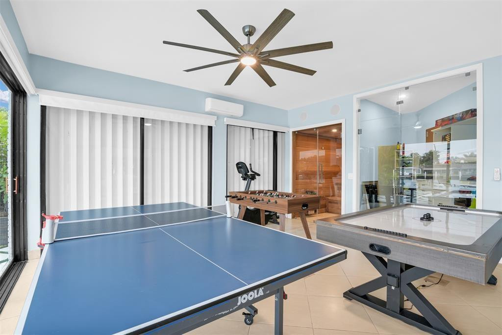 319 S Riverside Drive