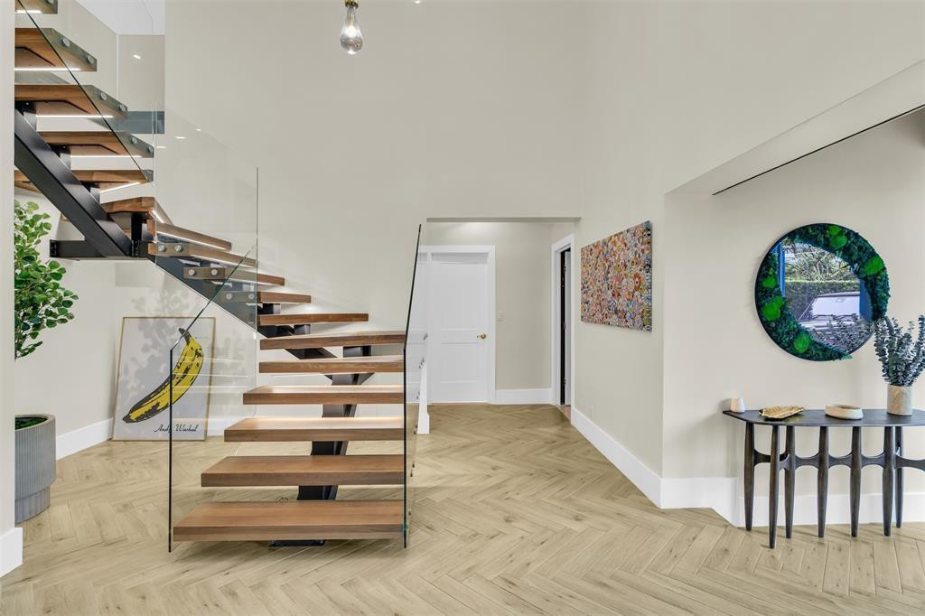 319 S Riverside Drive